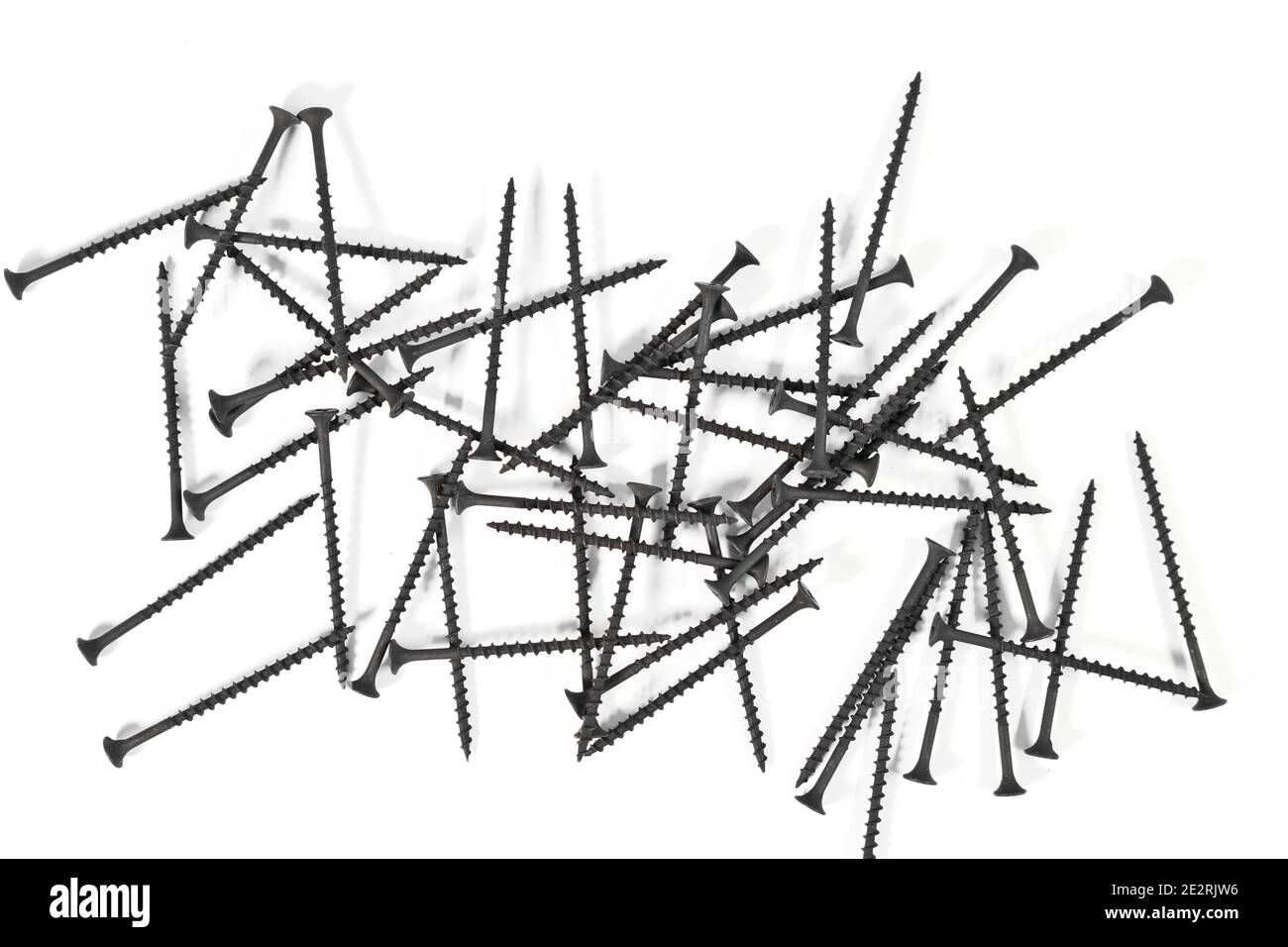 Ein Bündel von selbstschneidenden Schrauben für Holzoberflächen auf weißem Hintergrund. Metallbefestigungen. Stockfoto
