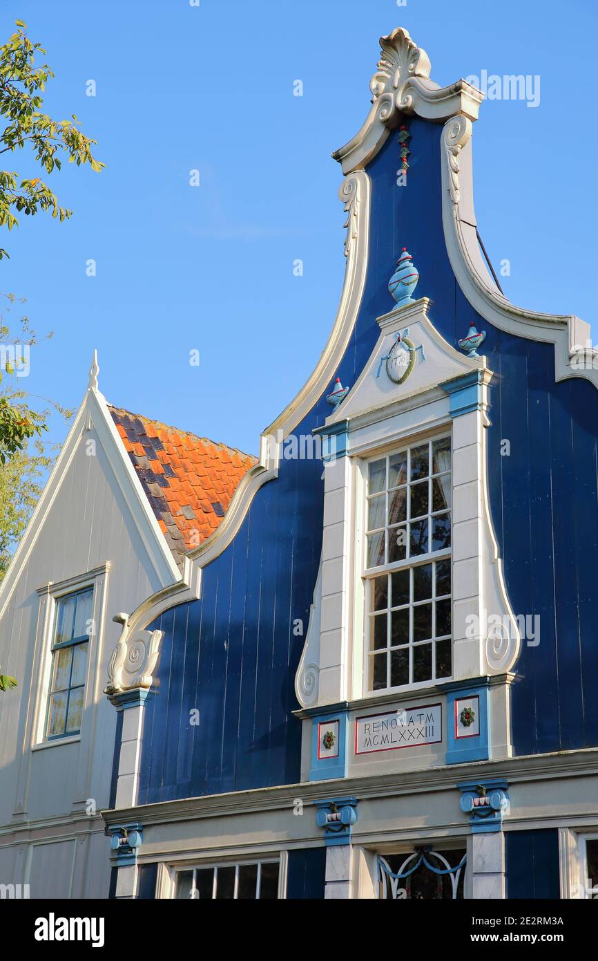 BROEK IN WATERLAND, NIEDERLANDE - 13. SEPTEMBER 2020: Die farbenfrohe Fassade eines traditionellen alten Holzhauses an der Laan Straße Stockfoto