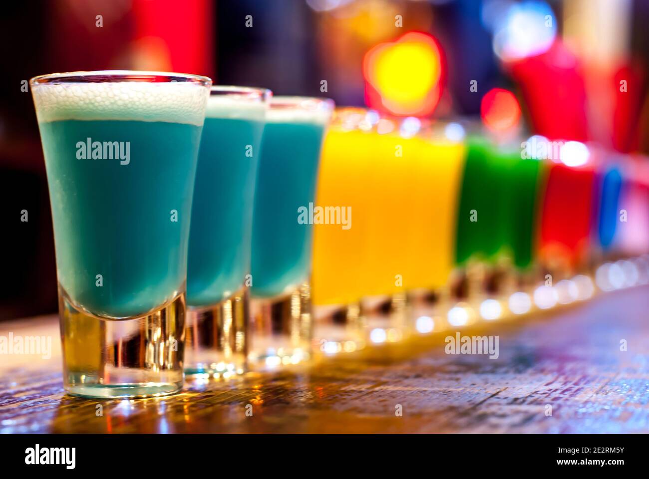 Bunte Cocktails auf einem Barstand. Stockfoto