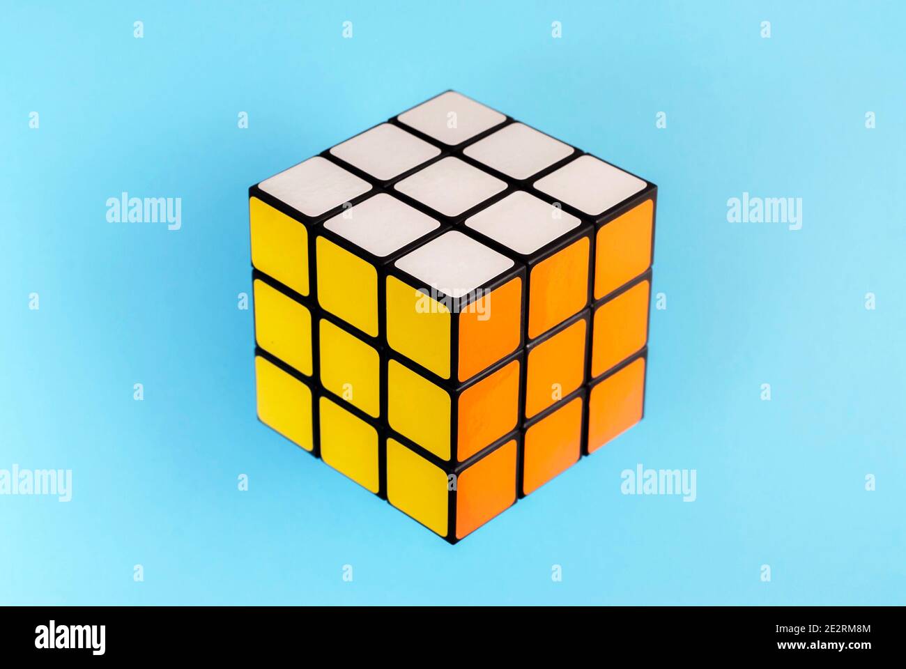 Rubik's Würfel auf einem bunten Hintergrund Stockfoto