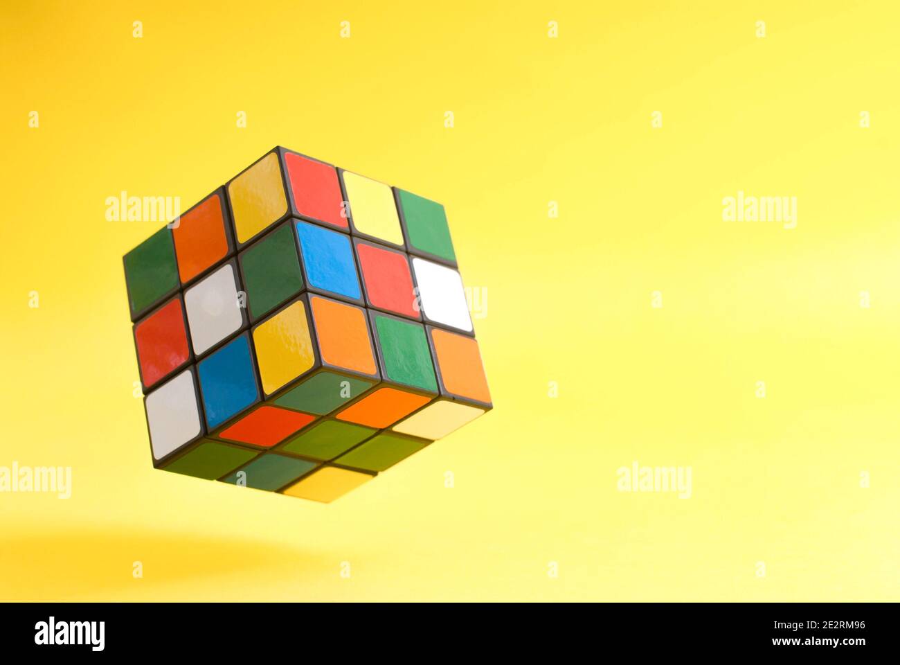Rubik's Würfel auf einem bunten Hintergrund Stockfoto
