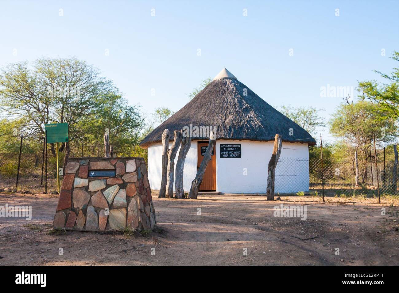 Kruger National Park, Südafrika April 13 2016: Rabelais Gate Hütte bei Orpen im Kruger National Park. Dies war ein originelles Eingangstor zum Park Stockfoto