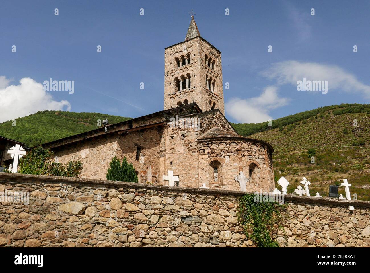Spanien, katalanische Pyrenäen: Dorf Son in der Gemeinde Alt Àneu. Die romanische Kirche der Heiligen Justus und Pastor zwischen dem XI. Und gebaut Stockfoto