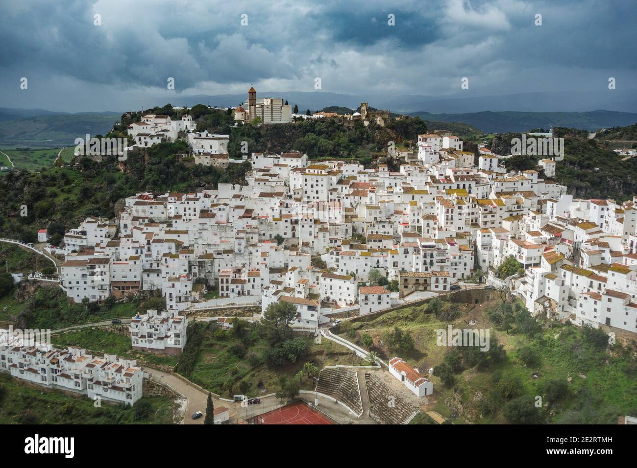 Casares ist eine Stadt mit weiß getünchten maurischen Klippengebäuden, eine der weißen Städte Andalusiens, oder Pueblos Blancos, in Málaga, Andalusien, Spanien Stockfoto