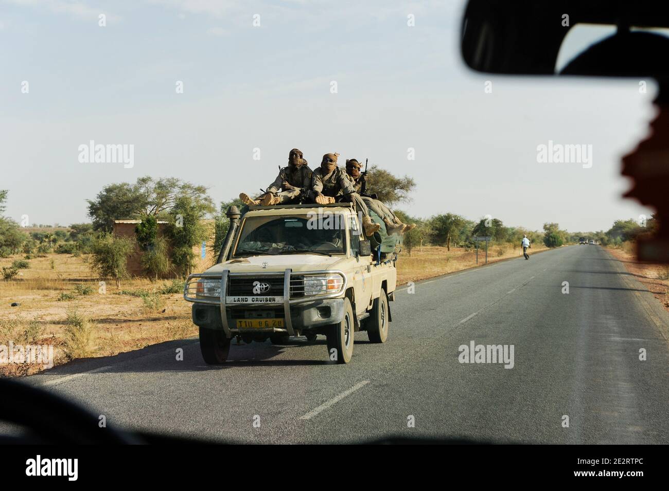 NIGER, 2000 bewaffnete Soldaten aus dem Tschad mit Toyota-Pickups auf dem Weg nach Mali, sind sie Teil der ECOWAS-Mission im Mali-Krieg zur Unterstützung der französischen Truppen in der Operation Serval 2012 gegen terroristische Gruppen / NIGER, 2000 Soldaten mit mobilen Toyota Pickups der Interventiongruppe aus dem Tschad auf Durchreise auf der Strasse von Maradi nach Niamey nach Nordmali als Verstaerkung des ECOWAS Kontingent und der französischen Armee in der Operation Serval 2012 im Kampf gegen Islamisten Stockfoto