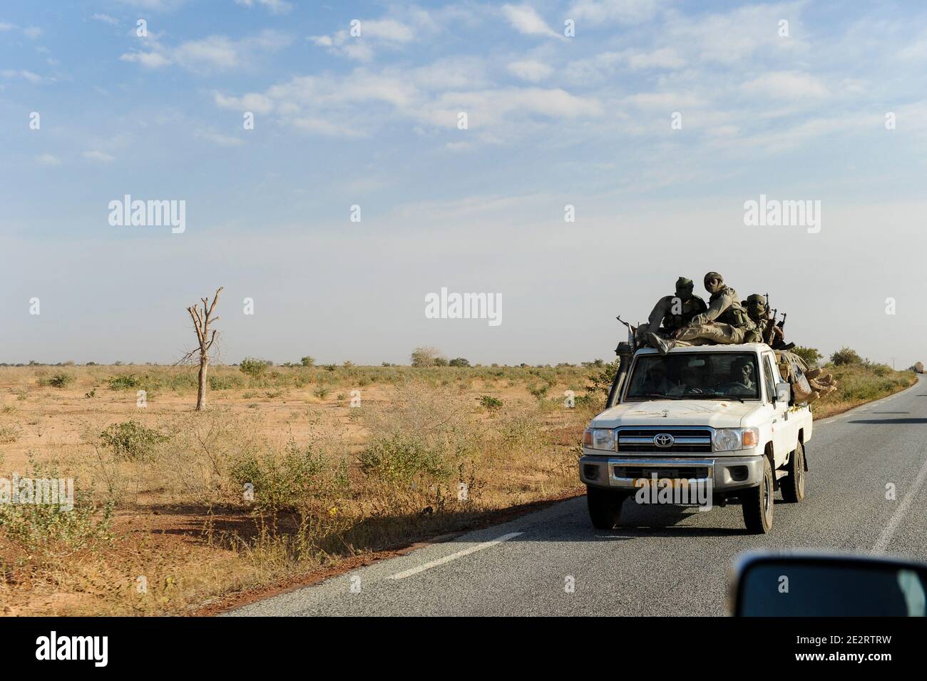 NIGER, 2000 bewaffnete Soldaten aus dem Tschad mit Toyota-Pickups auf dem Weg nach Mali, sind sie Teil der ECOWAS-Mission im Mali-Krieg zur Unterstützung der französischen Truppen in der Operation Serval 2012 gegen terroristische Gruppen / NIGER, 2000 Soldaten mit mobilen Toyota Pickups der Interventiongruppe aus dem Tschad auf Durchreise auf der Strasse von Maradi nach Niamey nach Nordmali als Verstaerkung des ECOWAS Kontingent und der französischen Armee in der Operation Serval 2012 im Kampf gegen Islamisten Stockfoto