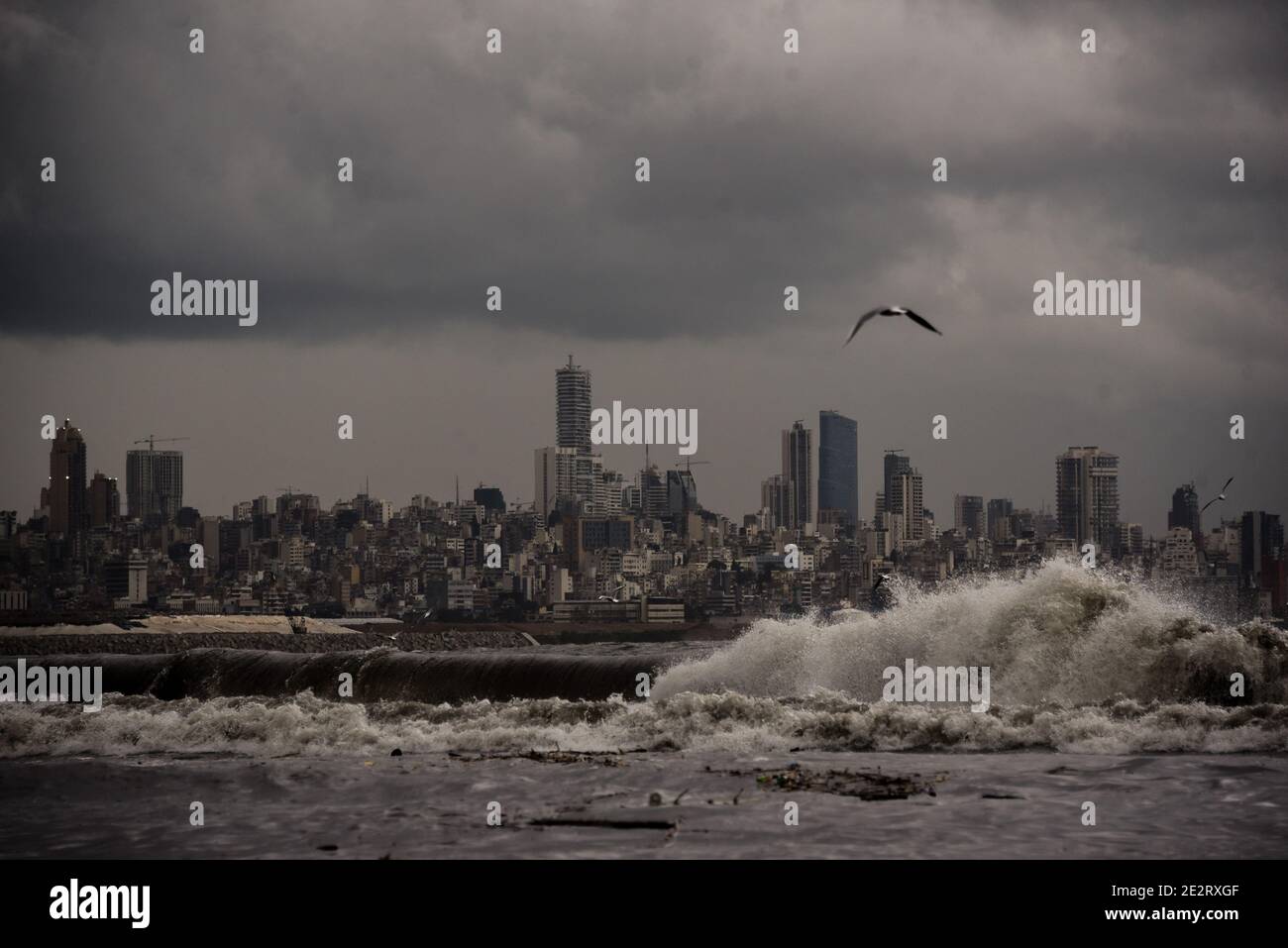 Beirut, Libanon, 14. Januar 2021. Wellen brechen die Küste von Beirut, während ein Sturm über die Hauptstadt am 1. Tag der bisher strengsten Sperre des Libanon wütet. Einschränkungen umfassen eine 24-Stunden-Ausgangssperre und die Schließung aller Einzelhandels-, Bildungs- und der meisten Industriezweige für elf Tage. Stockfoto