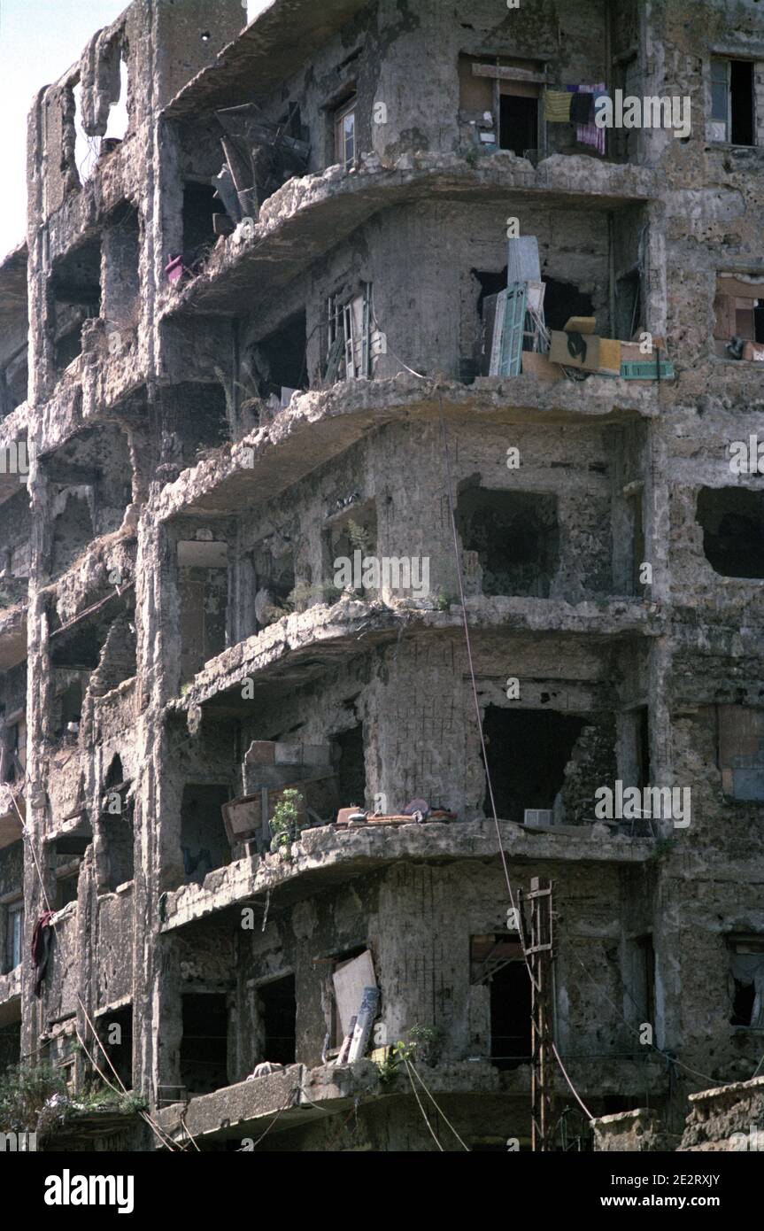 18. September 1993 nach 15 Jahren Bürgerkrieg geht das Leben in einem Gebäude in Beirut weiter. Stockfoto