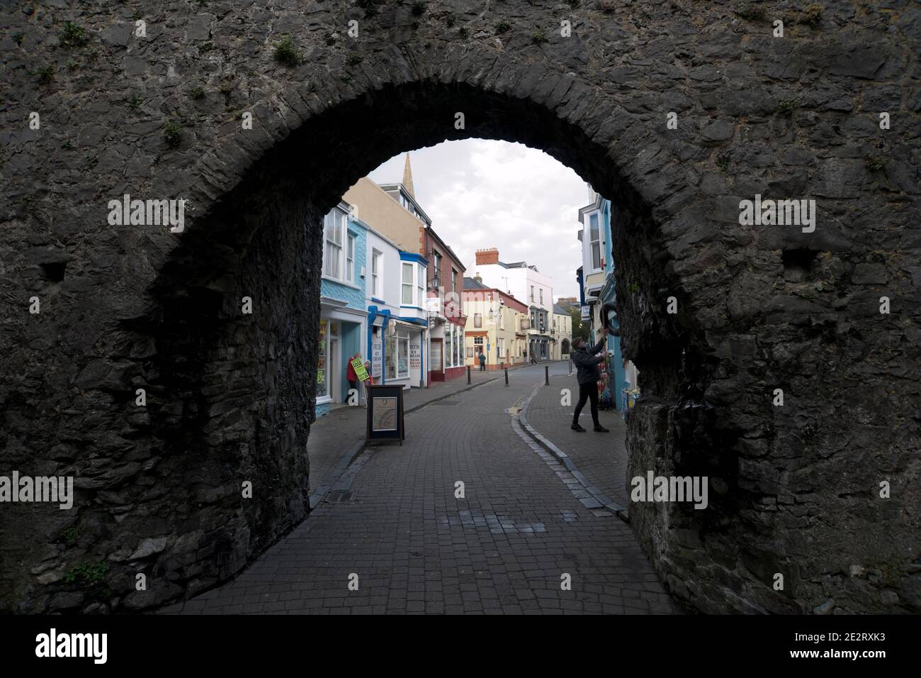 Fünf Bögen Mittelalterliche Barbican Tower Torhaus In Tenby Stadtzentrum Pembrokeshire South Wales Großbritannien Stockfoto