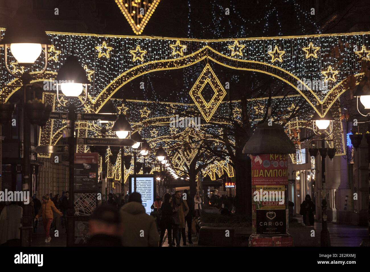 BELGRAD, SERBIEN - 23. NOVEMBER 2020: Menschenmenge zu Fuß in der Nacht auf Kneza Mihailova Straße mit Geschäften in der Altstadt Dekoration und beleuchtet für das neue Jahr Stockfoto