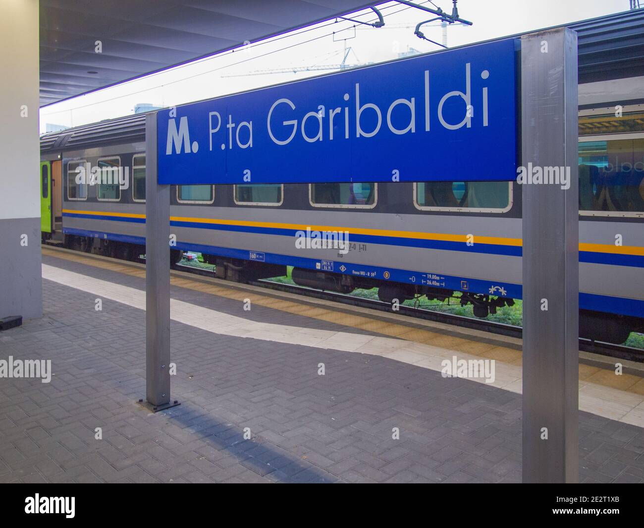 Bahnsteig von Milano Porta Garibaldi Bahnhof.Lombardei, Italien Stockfotografie Alamy Bahnsteig von Milano Porta Garibaldi Bahnhof.Lombardei, Italien Stockfotografie Alamy