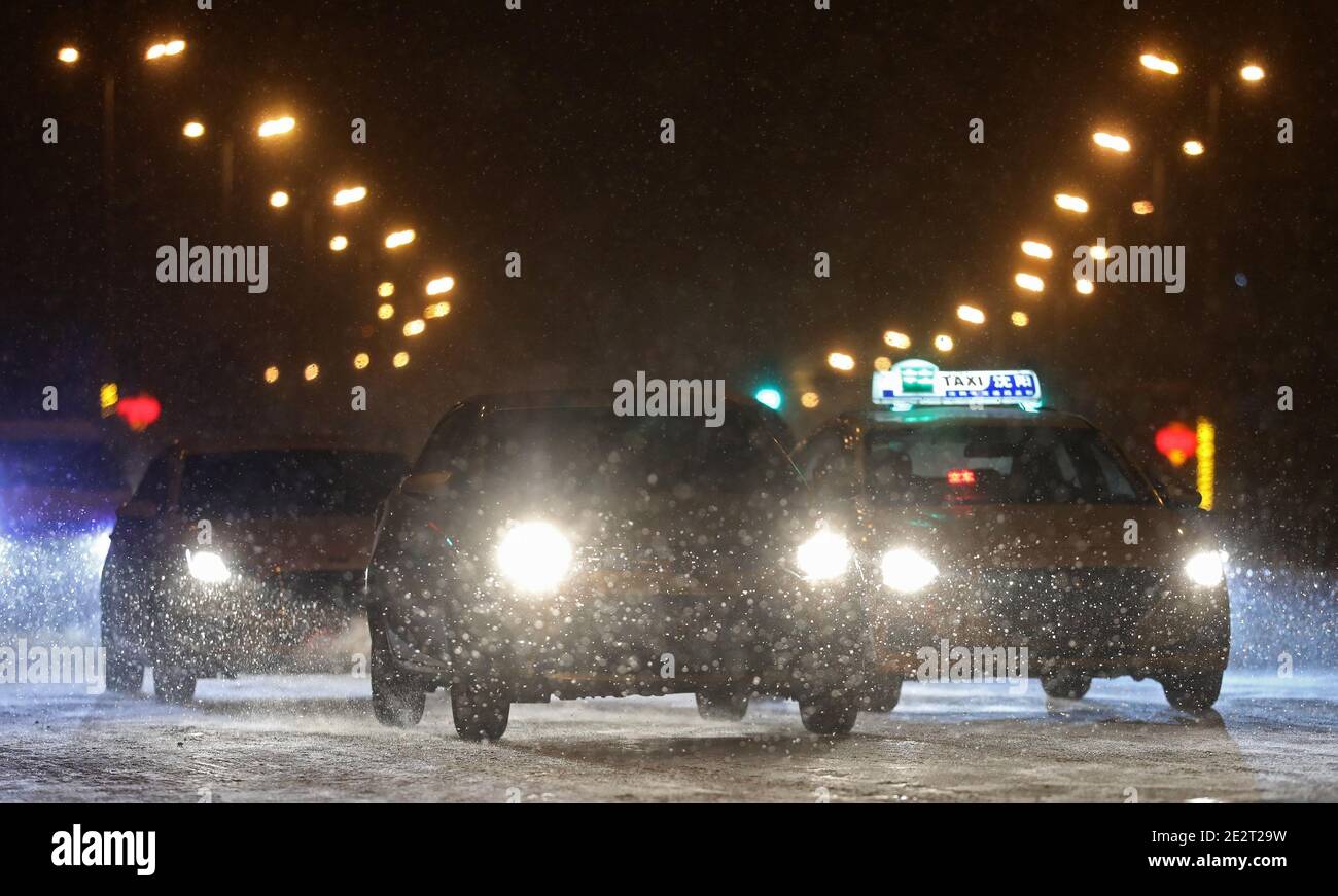 (210115) -- SHENYANG, 15. Januar 2021 (Xinhua) -- Menschen fahren Autos im Schnee in Shenyang, nordöstlich von Chinas Provinz Liaoning, 15. Januar 2021. (Xinhua/Yao Jianfeng) Stockfoto