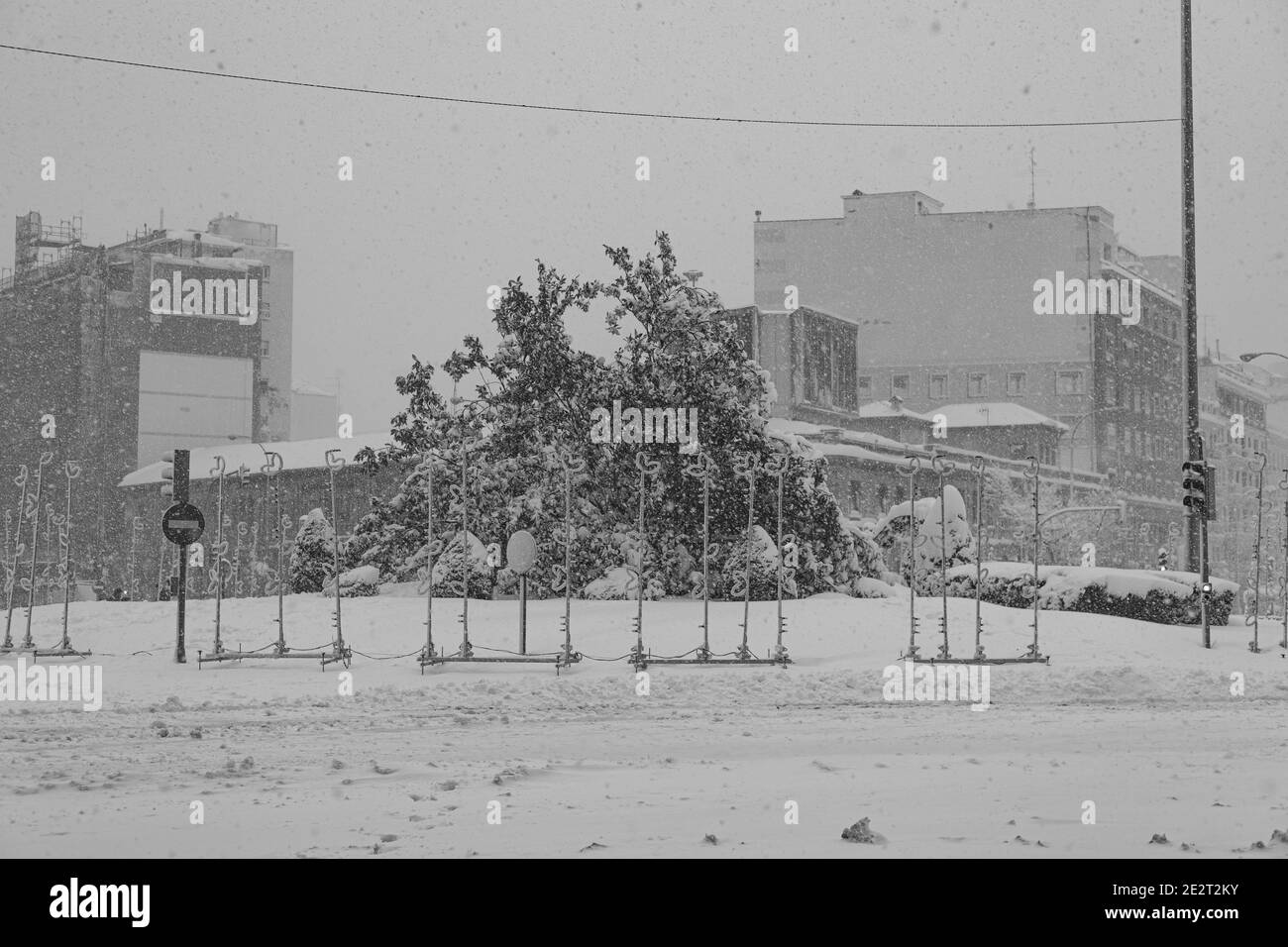 Verschneite Straßen in Madrid, Spanien im Jahr 2021 Stockfoto