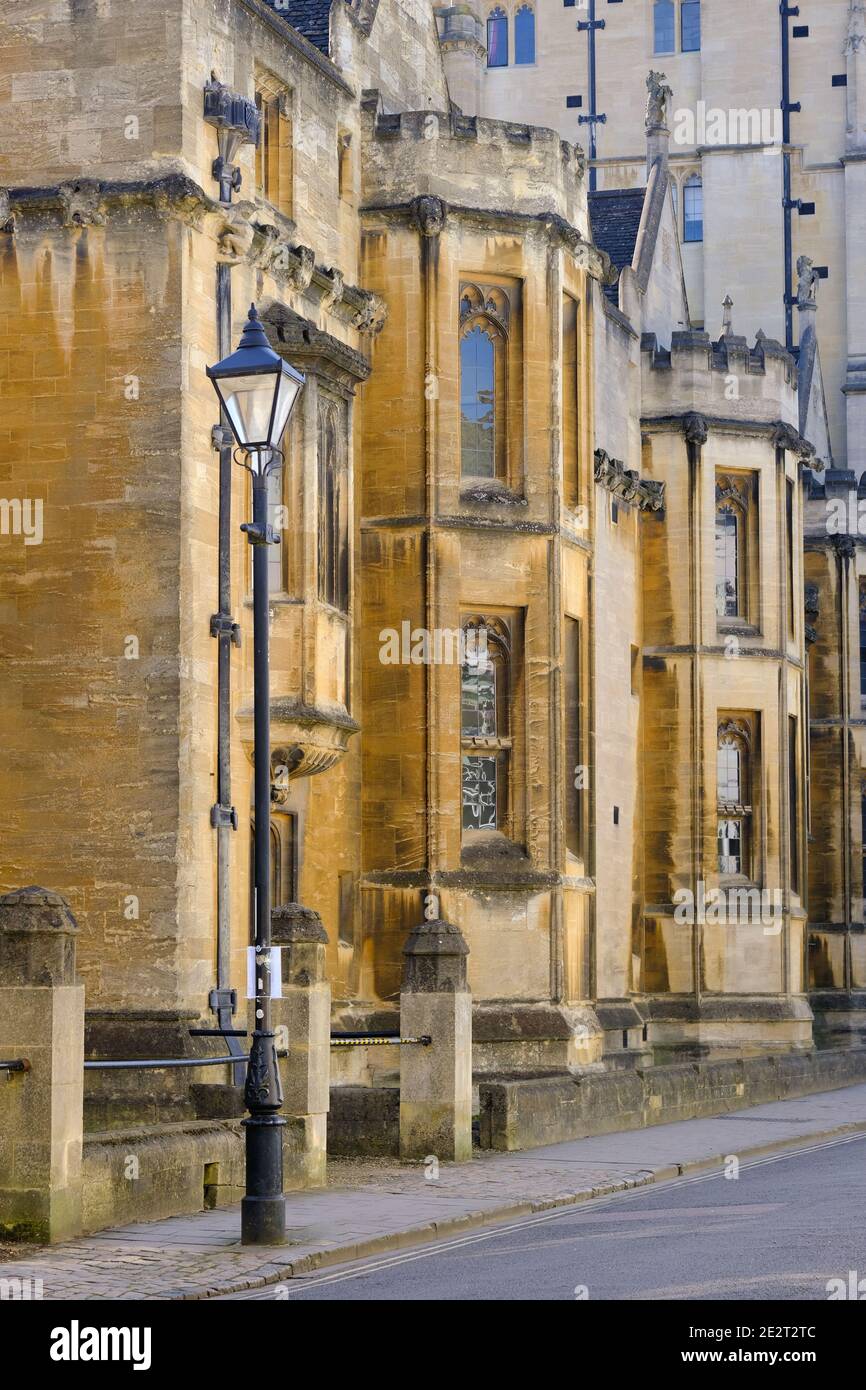 Die beeindruckenden historischen Gebäude an einer Straße in Oxford, Großbritannien. Stockfoto