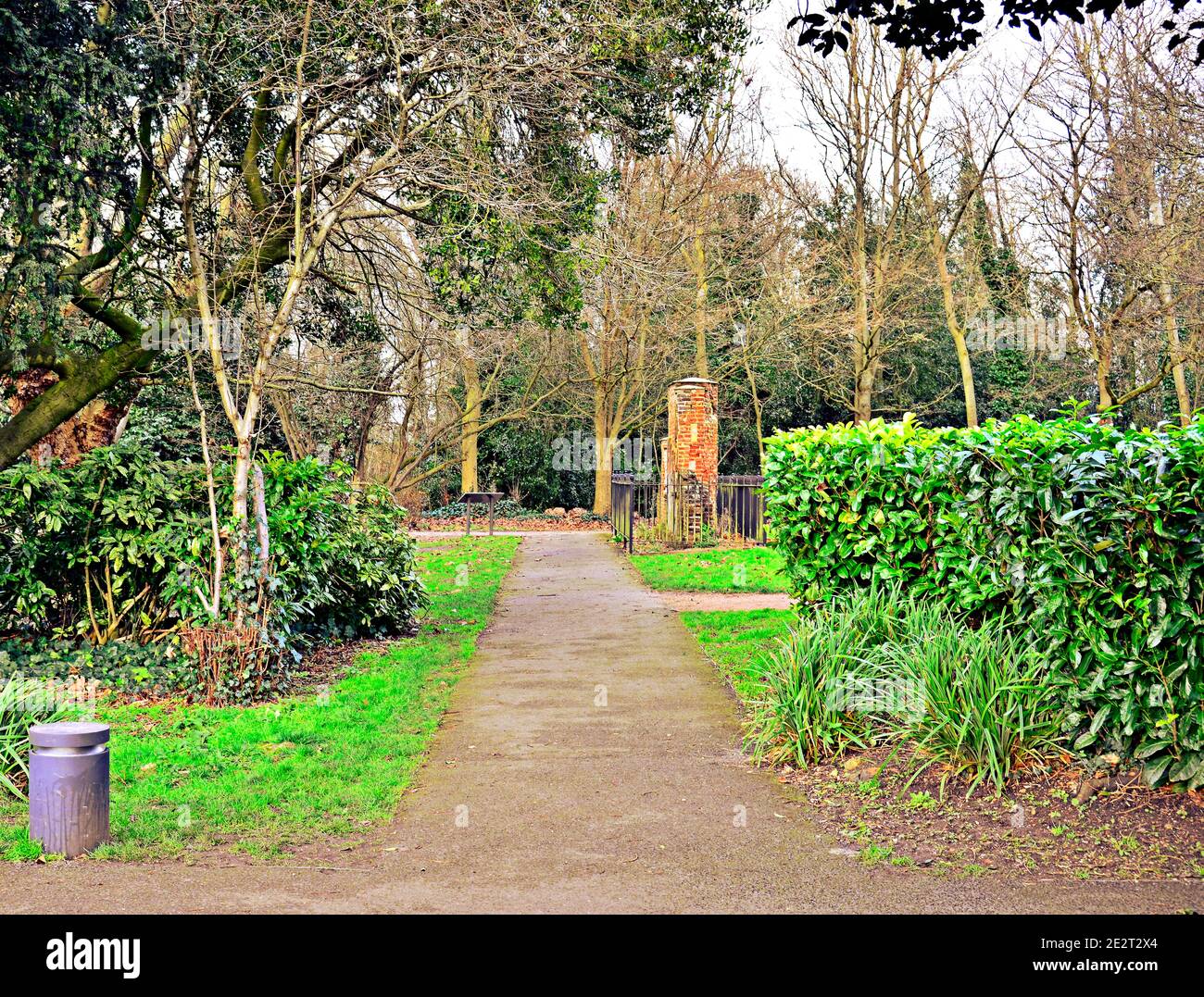Fußweg im Park mit Ruinen Stockfoto