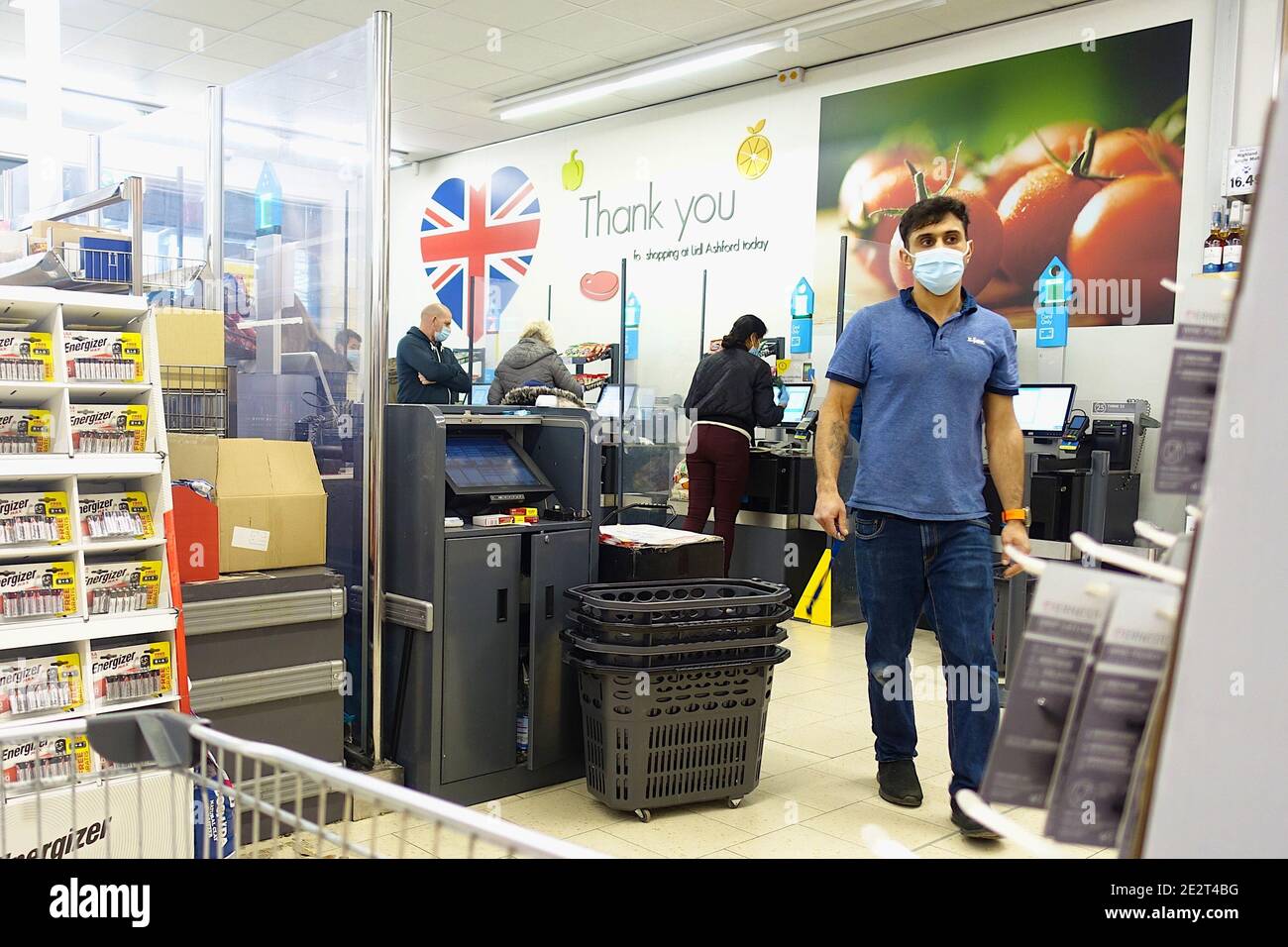 Ashford, Kent, Großbritannien. Januar 2021, 15. Ein Lidl-Laden in der Stadt Ashford in Kent. Nur wenige Menschen tun ihre täglichen Geschäfte im Laden mit Regierung Förderung klicken und sammeln und Lieferungen. Alle Käufer tragen Gesichtsmasken mit Ausnahme des Check-out-Personals. Selbstbedienungsbereich mit einem Mitarbeiter, der eine Gesichtsmaske trägt. Foto-Kredit: Paul Lawrenson/Alamy Live Nachrichten Stockfoto