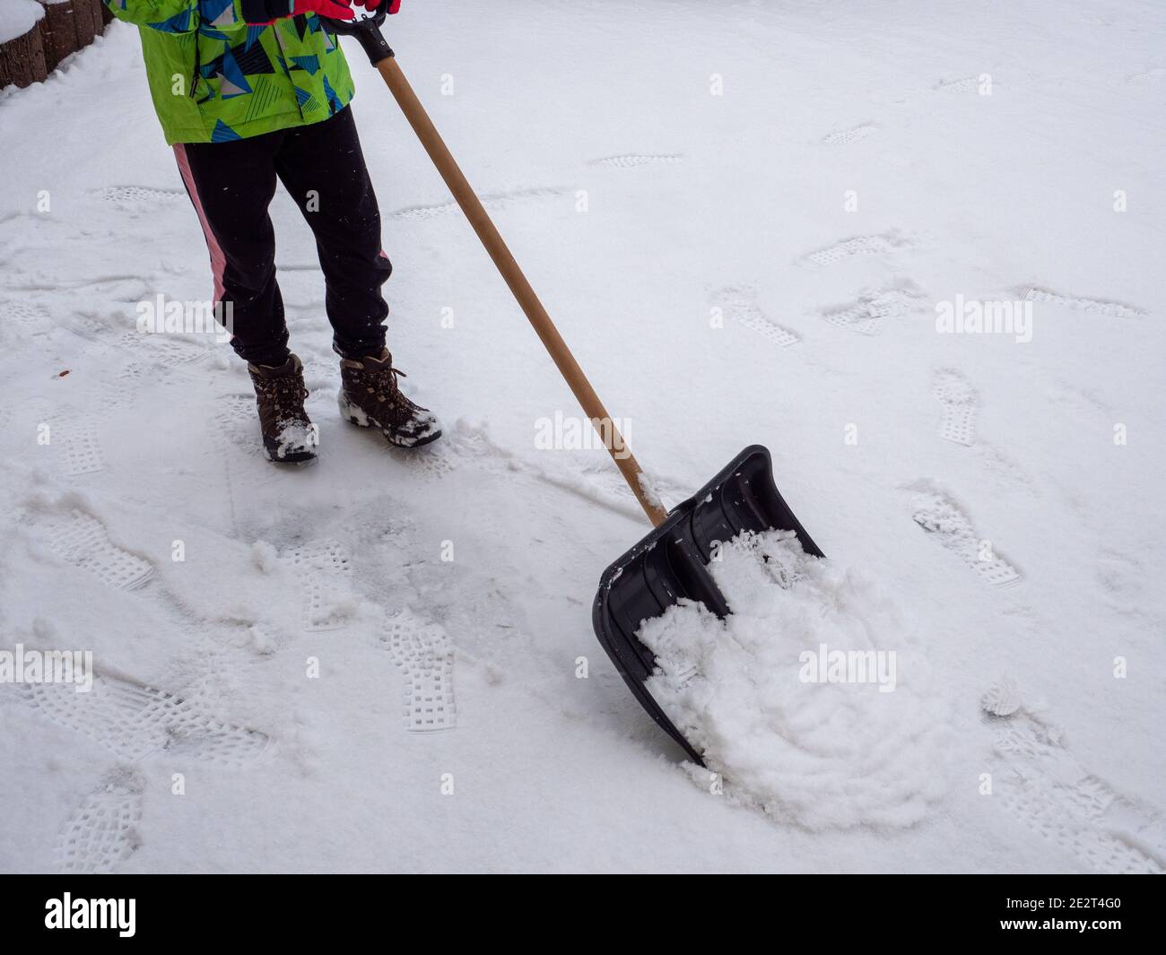 Winterdienst mit Schneeschaufel Stockfoto
