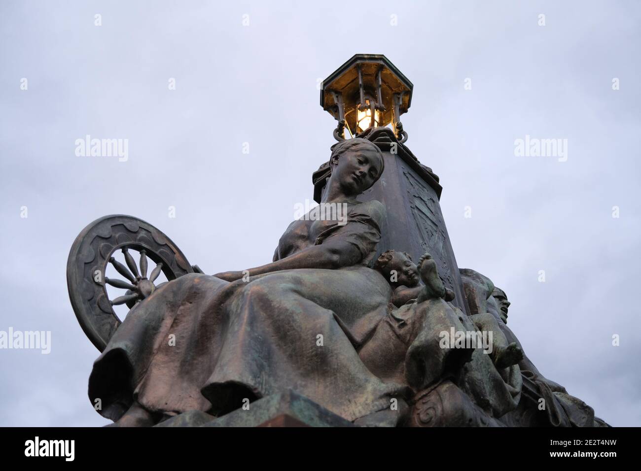 Statue (Frieden) von Frau Spinnrad (Industrie) Kelvin Way, Glasgow, Schottland. Paul Raphael Montford Skulptur Stockfoto