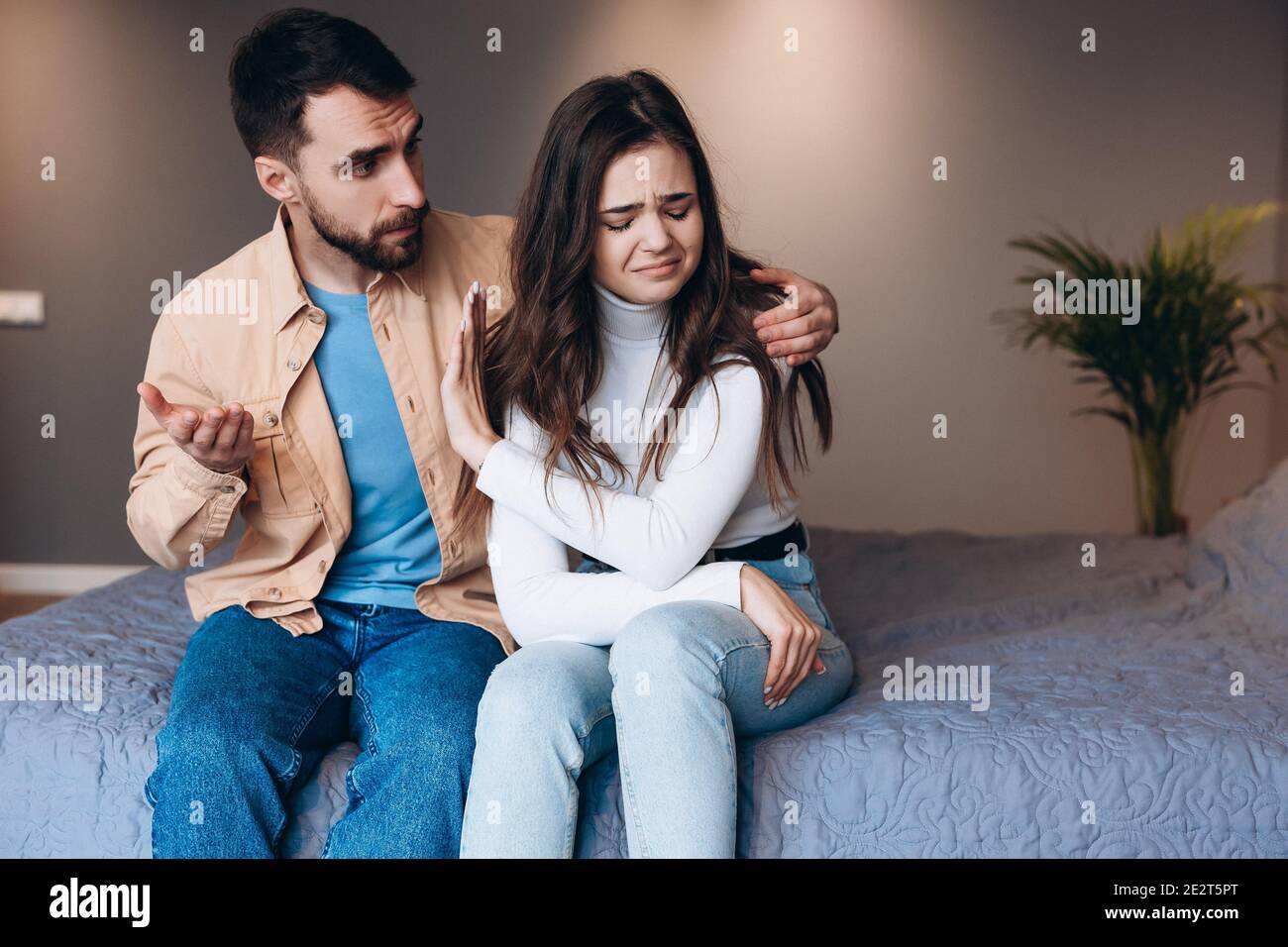 Beziehungsschwierigkeiten, Konflikt und Menschen Konzept - unglückliches Paar mit Streit zu Hause Stockfoto