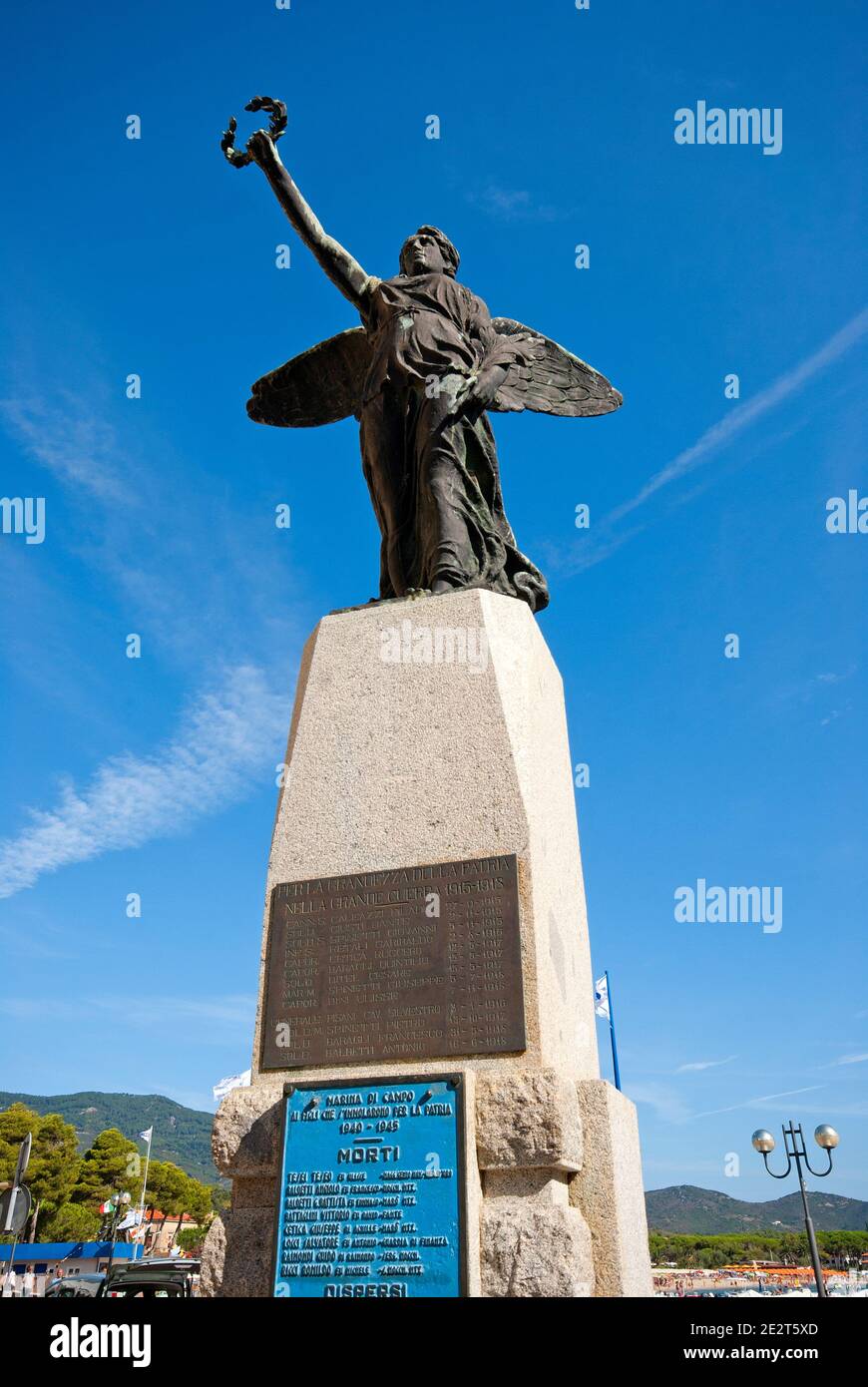 Gedenkstatue für Elbaner Soldaten, die im ersten und zweiten Weltkrieg starben, Marina di Campo, Insel Elba, Toskana, Italien Stockfoto
