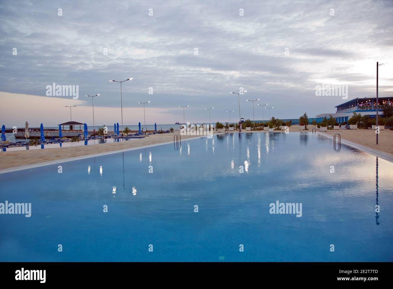 Die Spiegelung der Wolken fällt in den Pool. Schwimmbad . Wolke Reflexionen auf dem Infinity-Pool . Luxuriöser Infinity-Swimmingpool im Freien Stockfoto