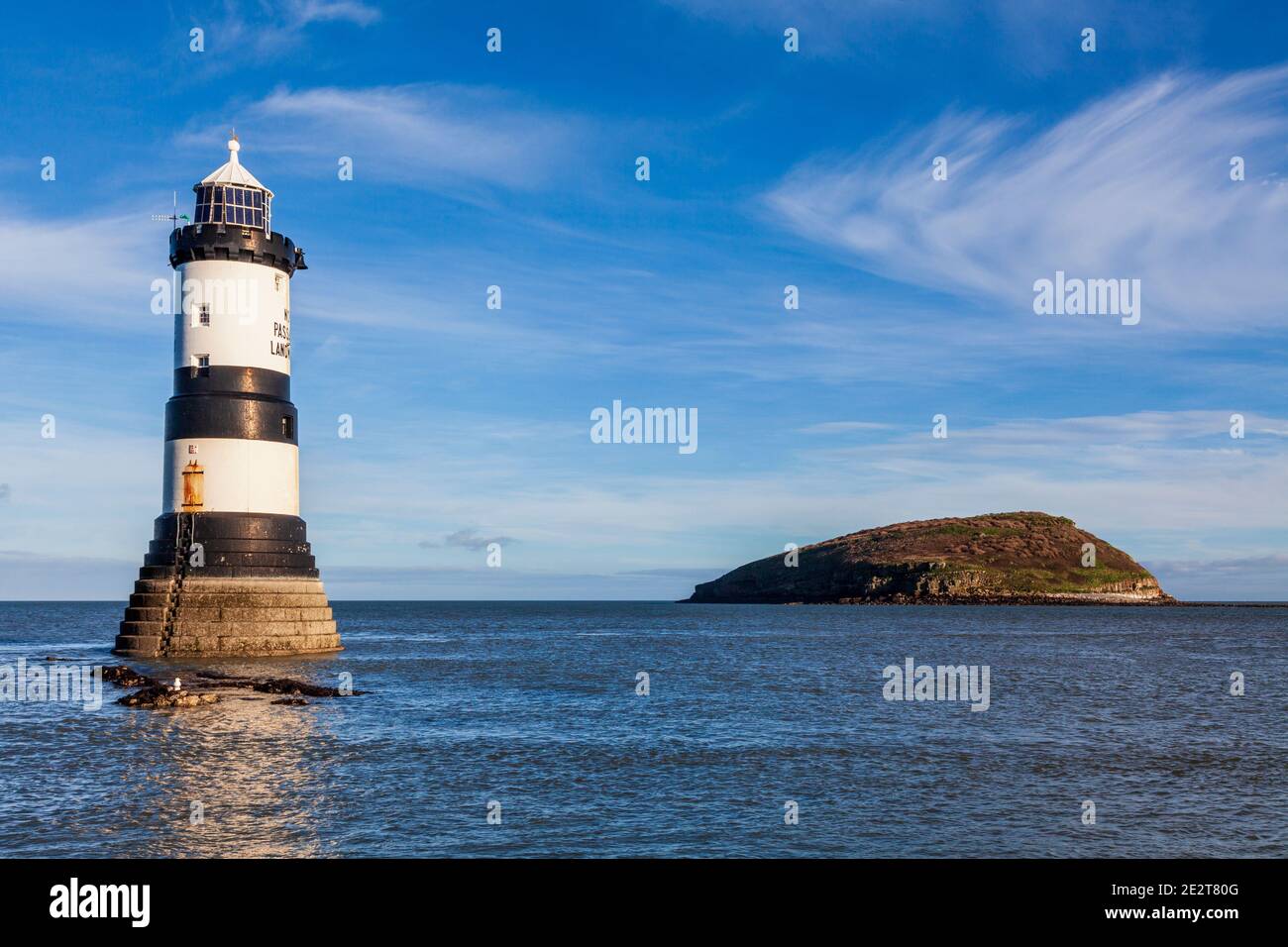 Der Leuchtturm Penmon (Trwyn Du) und die Insel Puffin an der Menai Strait, Anglesey, Wales Stockfoto