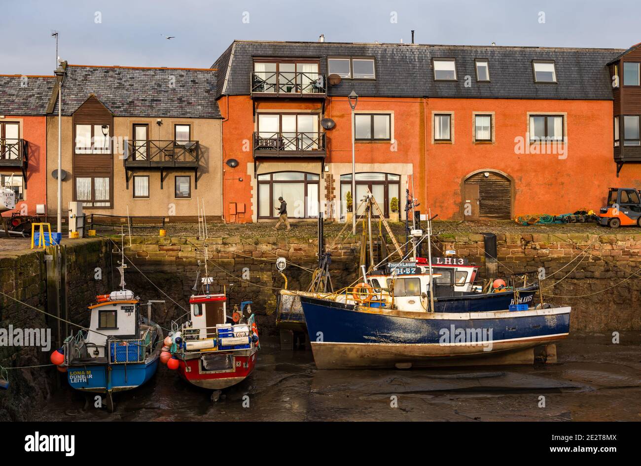 Dunbar Harbour, East Lothian, Schottland, Großbritannien, 15th. Januar 2021. Fischerei: Ein paar Fischerboote im kleineren Hafen liegen bei Ebbe im kleineren der beiden Häfen der Stadt, dem Hafen von Cromwell Stockfoto