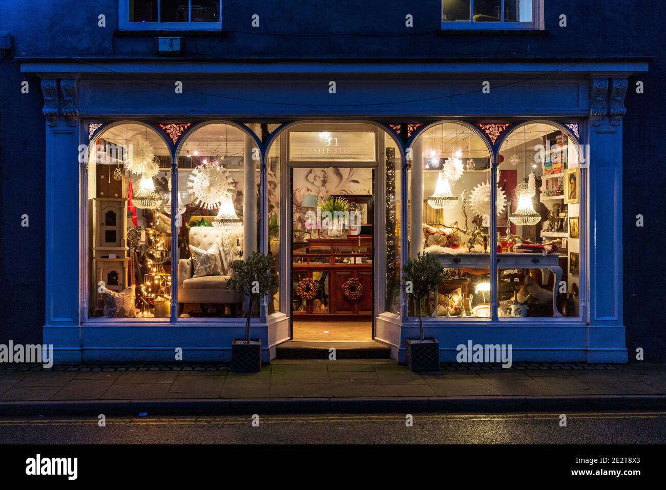 Ein hell erleuchtetes Geschäft in Beaumaris at Christmas, Anglesey, Wales Stockfoto