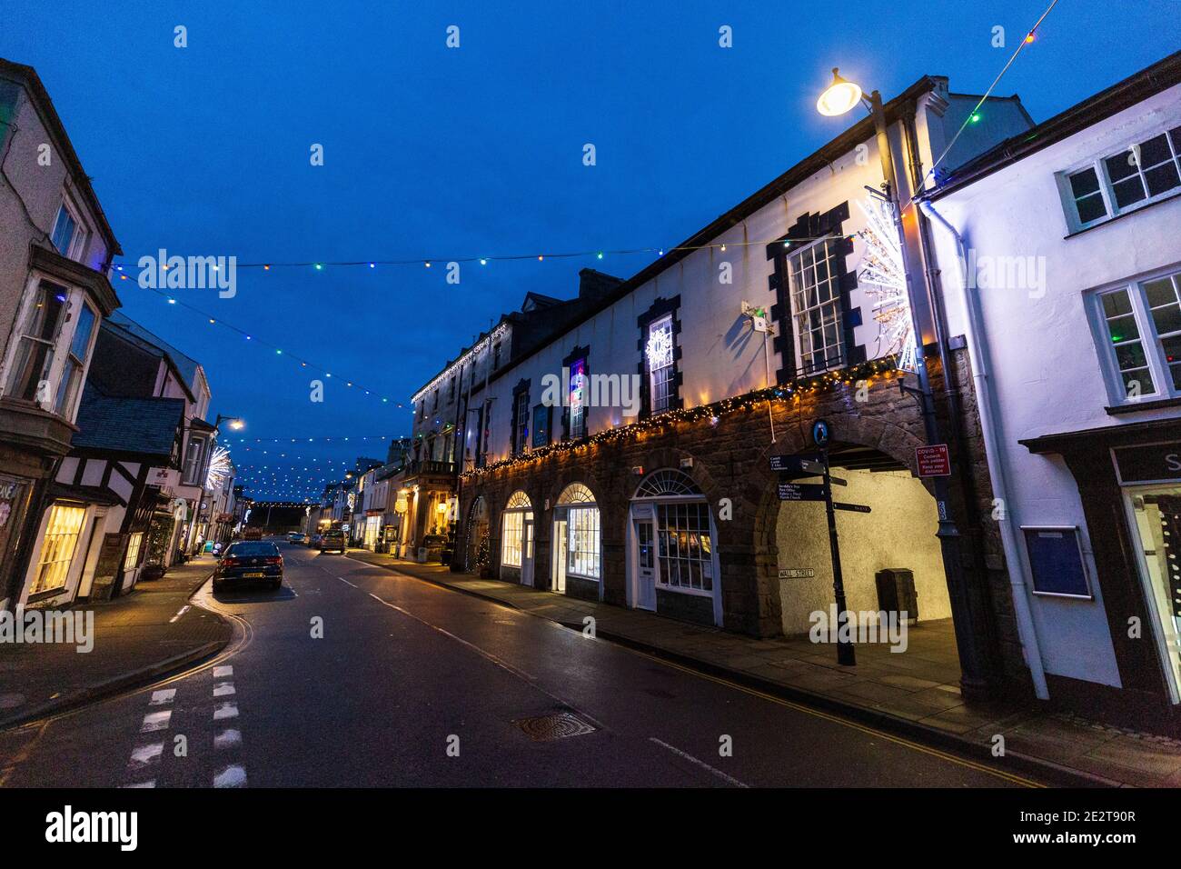 Weihnachtsdekoration in Castle Street, Beaumaris, Anglesey, Wales Stockfoto