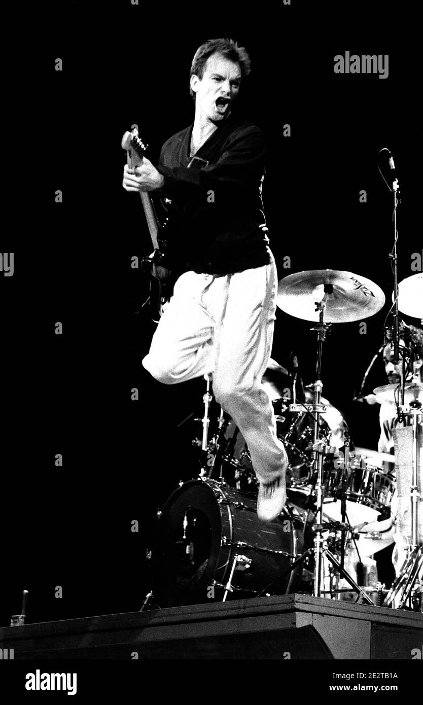 Basisspieler und Sänger Sting in der Rockband The Die Polizei springt bei einem Konzert in der skandinavischen Halle ein Göteborg Schweden im Jahr 1985 Stockfoto