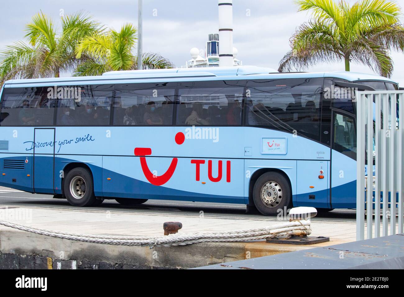 Las Palmas, Gran Canaria, Kanarische Inseln, Spanien. Januar 2021. Touristen tragen Gesichtsmasken auf dem TUI-Bus, als er auf dem TUI-Kreuzfahrtschiff in Las Palmas ankommt. Alle Passagiere kommen mit denselben mehreren TUI-Flügen aus Deutschland an, führen vor der Abreise einen negativen Covid-Test durch und erfüllen die strengen Covid-Protokolle an Bord. Die TUI Inter-Islands Kreuzfahrten sind nun seit mehreren Wochen im Einsatz. Kredit: Alan Dawson/Alamy Live Nachrichten. Stockfoto