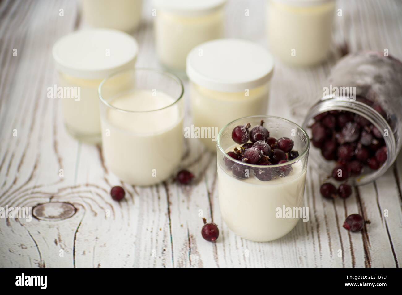 Hausgemachter süßer Joghurt mit gefrorenen Beeren im Glas Die Tabelle ...