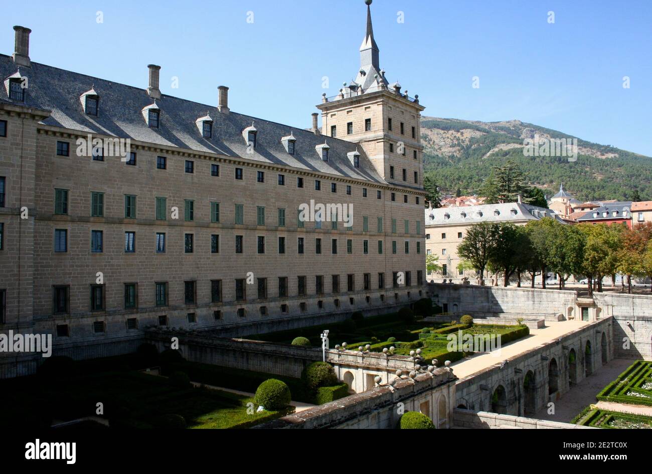 Die Nordfassade und Gärten der Mönche von El Escorial Königspalast und Kloster im Jahr 1584 abgeschlossen El Escorial Madrid Spanien Stockfoto