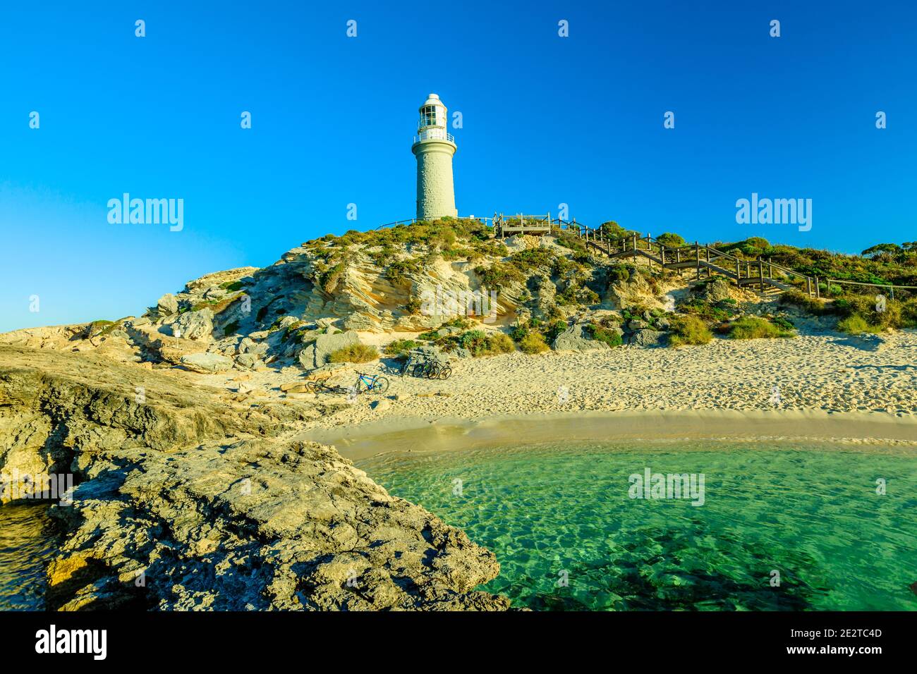Pinky Beach und Bathurst Lighthouse im Hintergrund. Türkisfarbenes Meer und weißer, unberührter Strand an der Nordküste von Rottnest Island, in der Nähe von Perth, Western Stockfoto