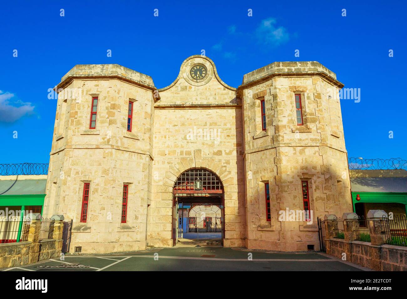 Fassade des Gefängnisses von Fremantle, historisches Gebäude und UNESCO-Weltkulturerbe und eine der berühmtesten Sehenswürdigkeiten. Stockfoto