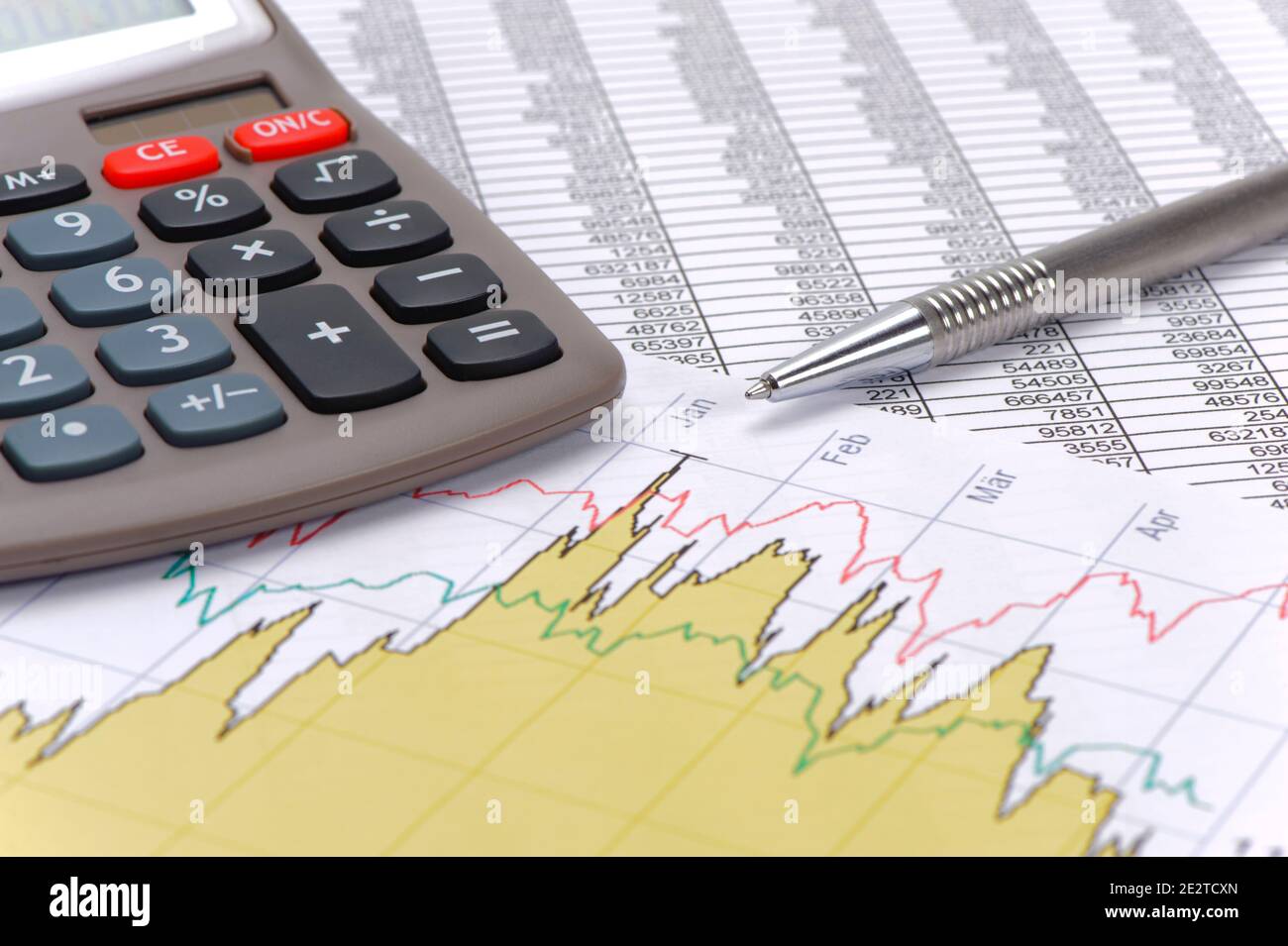 Finanzen und Wirtschaft mit Kalkulation und Diagramm Stockfoto