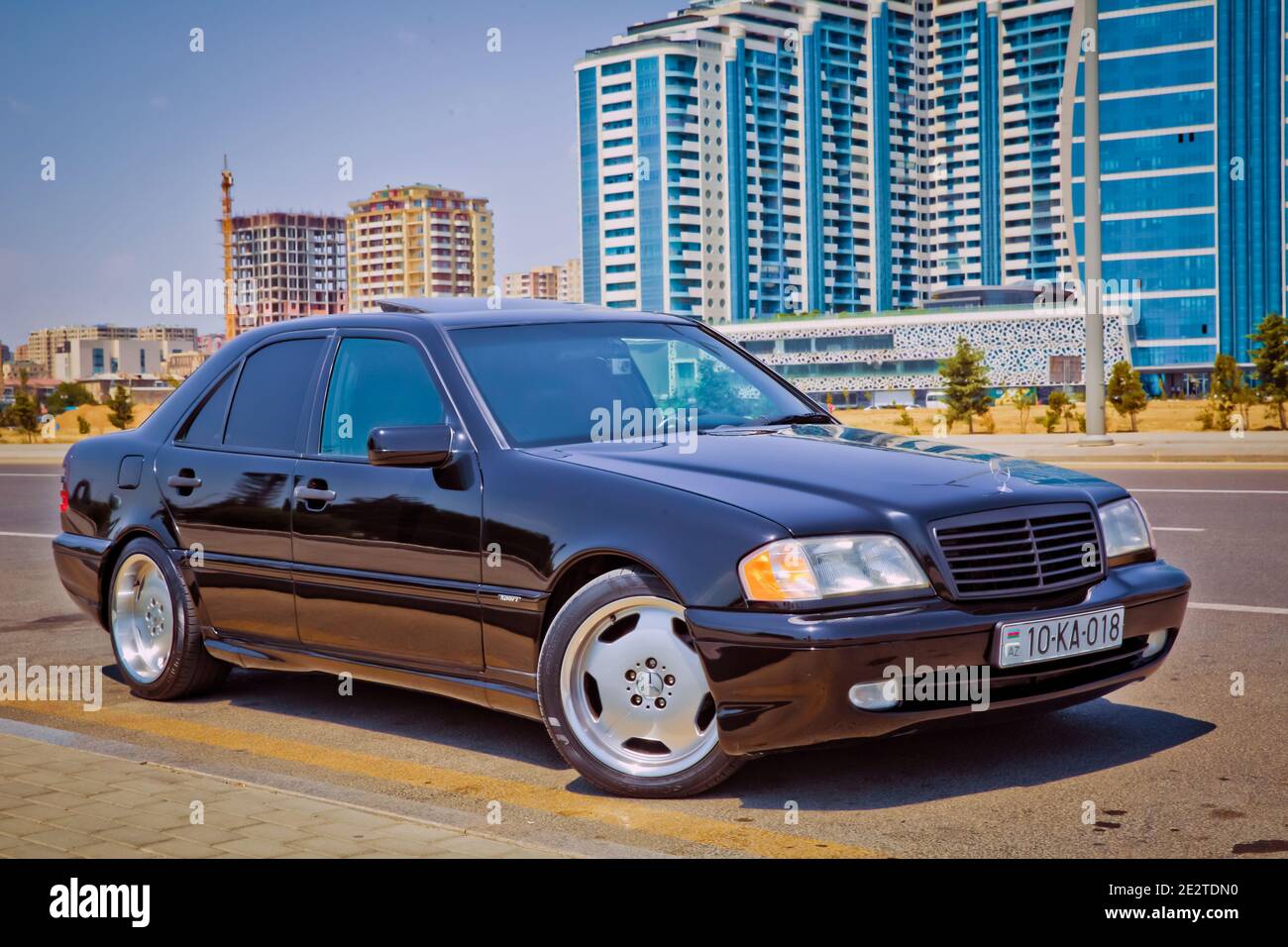 Baku, Aserbaidschan . 14.11.2020. Mercedes C 230 23 L 1999 il Farbe Schwarz Stockfoto