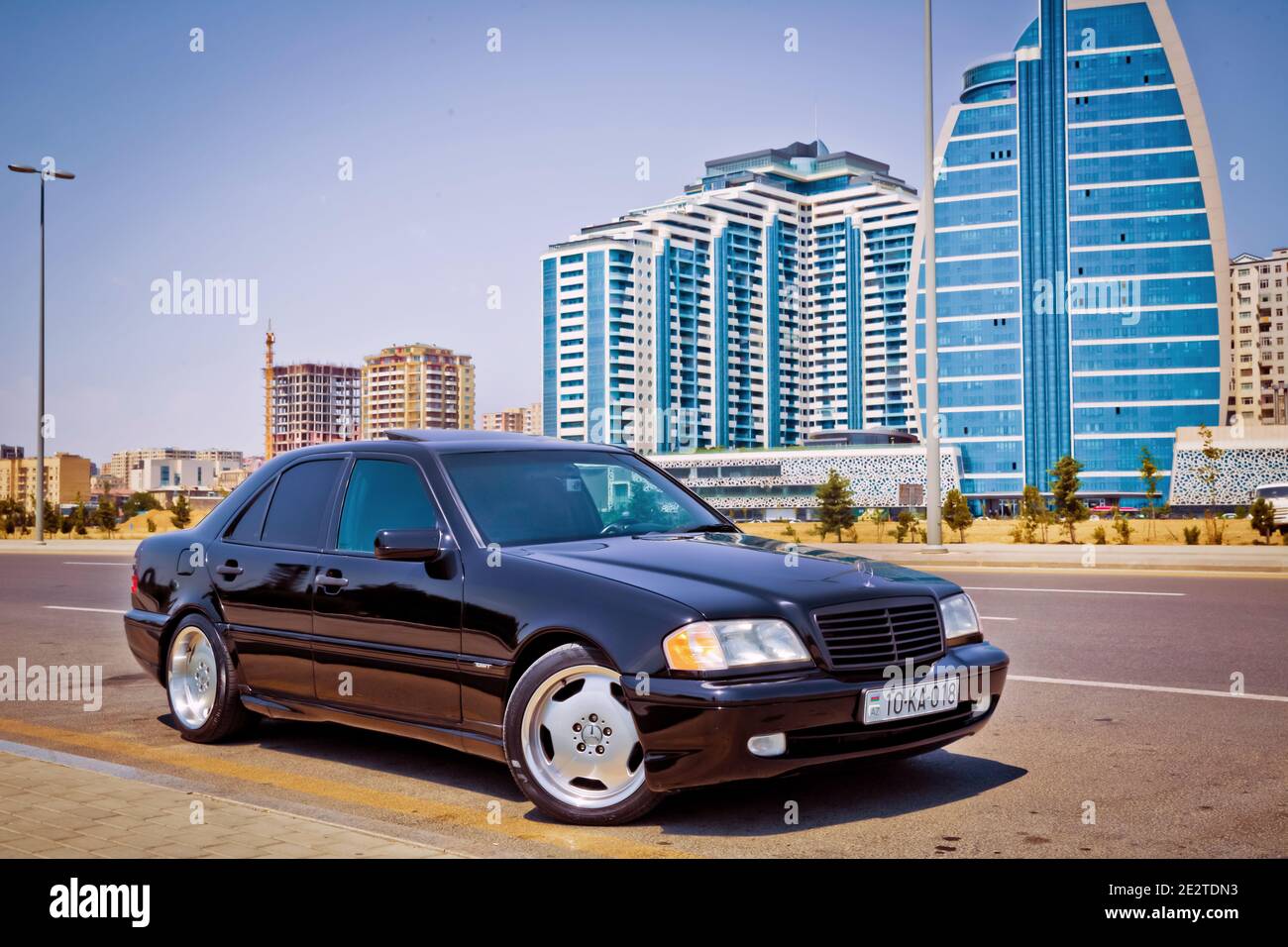 Baku, Aserbaidschan . 14.11.2020. Mercedes C 230 23 L 1999 il Farbe Schwarz Stockfoto