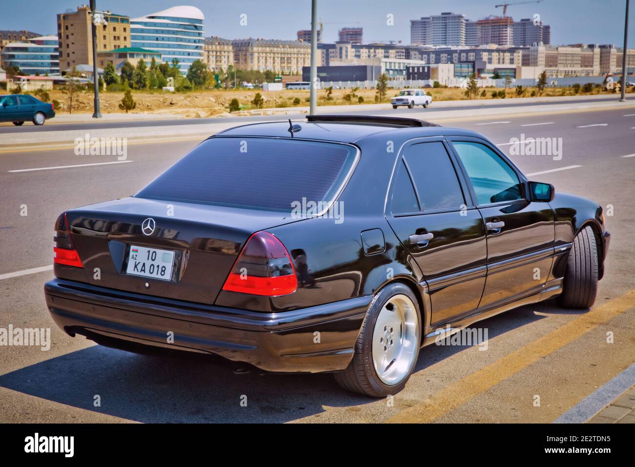 Baku, Aserbaidschan . 14.11.2020. Mercedes C 230, 2.3 L, 1999 il Schwarz auf der Rückseite des Fahrzeugs Stockfoto