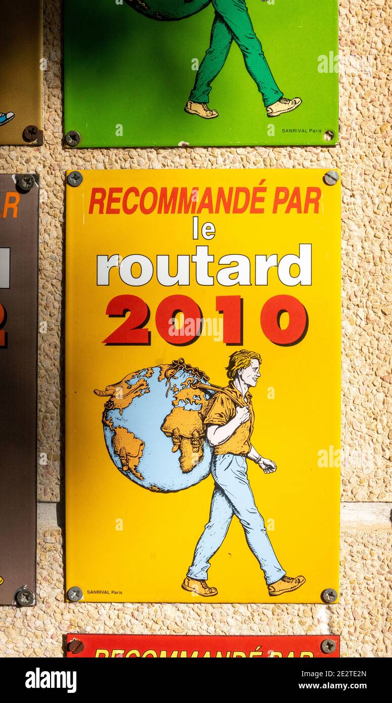 Zurück Packers Guide Book Le Routard Empfohlenes Schild vor A Restaurant Stockfoto
