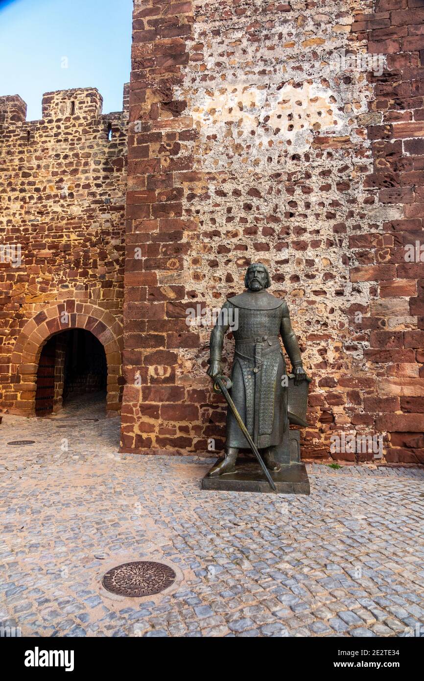 Statue von Sancho I König von Portugal vor dem Eingang Zur Burg Silves Die Algarve Portugal Stockfoto