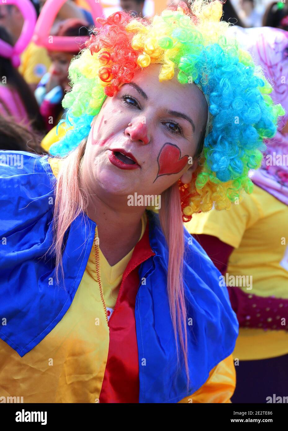 ADANA, TÜRKEI-9. APRIL: Unbekannte Frau Clown mit bunten Perücke posiert bei Orange Blossom Carnival.April 9,2017 in Adana, Türkei Stockfoto