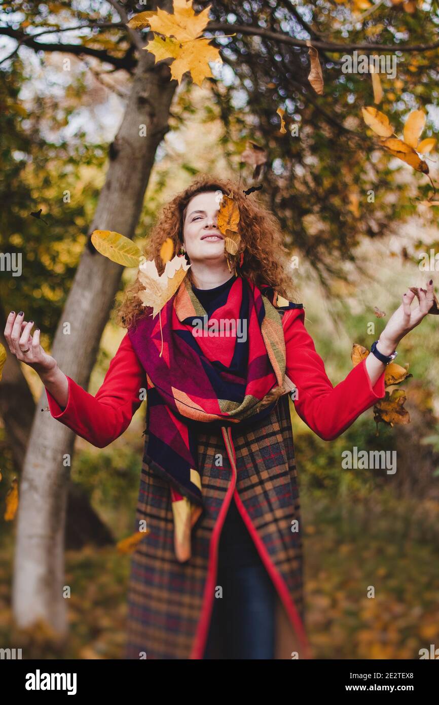 Schwangerschaft, Mutterschaft und Glück. Stilvolle junge schwangere Frau mit Ruhe im Herbst Park. Schöne Frau erwartet Baby, genießen süßen Moment Stockfoto