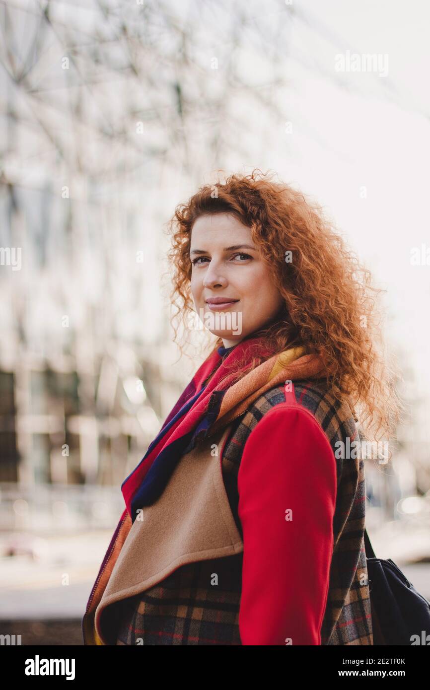 Schwangerschaft, Mutterschaft und Glück. Stilvolle junge schwangere Frau mit Ruhe im Park. Schöne Frau erwartet Baby, genießen süßen Moment im Freien Stockfoto