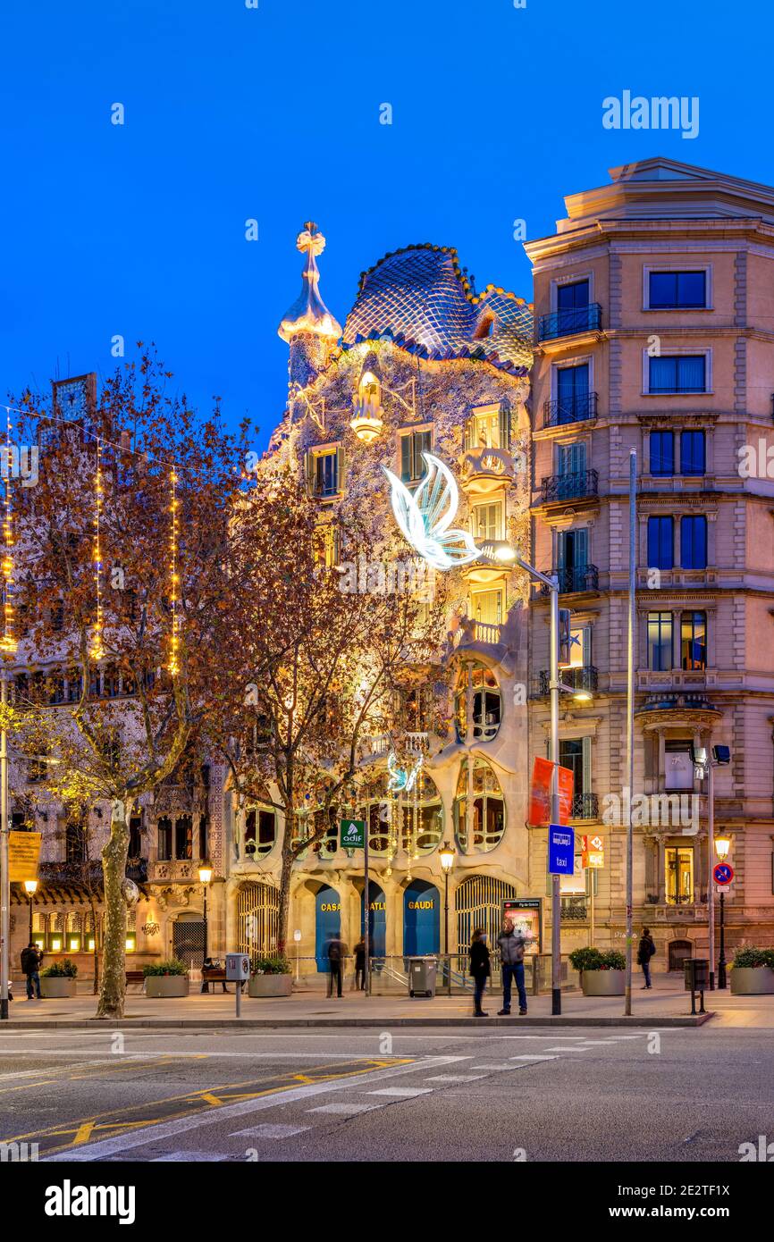 Passeig de Gracia Avenue mit Weihnachtsbeleuchtung und Casa Batllo im Hintergrund, Barcelona, Katalonien, Spanien geschmückt Stockfoto