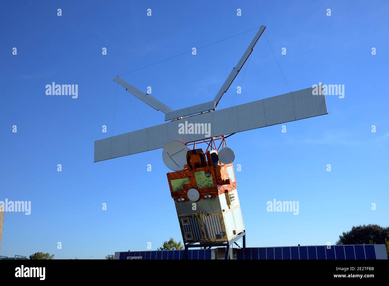 Modell oder Reproduktion des Europäischen Fernerkundungssatelliten im Vollmaßstab (ERS-2) im Cité de l'Espace Space oder Spaceflight Theme Park Toulouse Frankreich Stockfoto