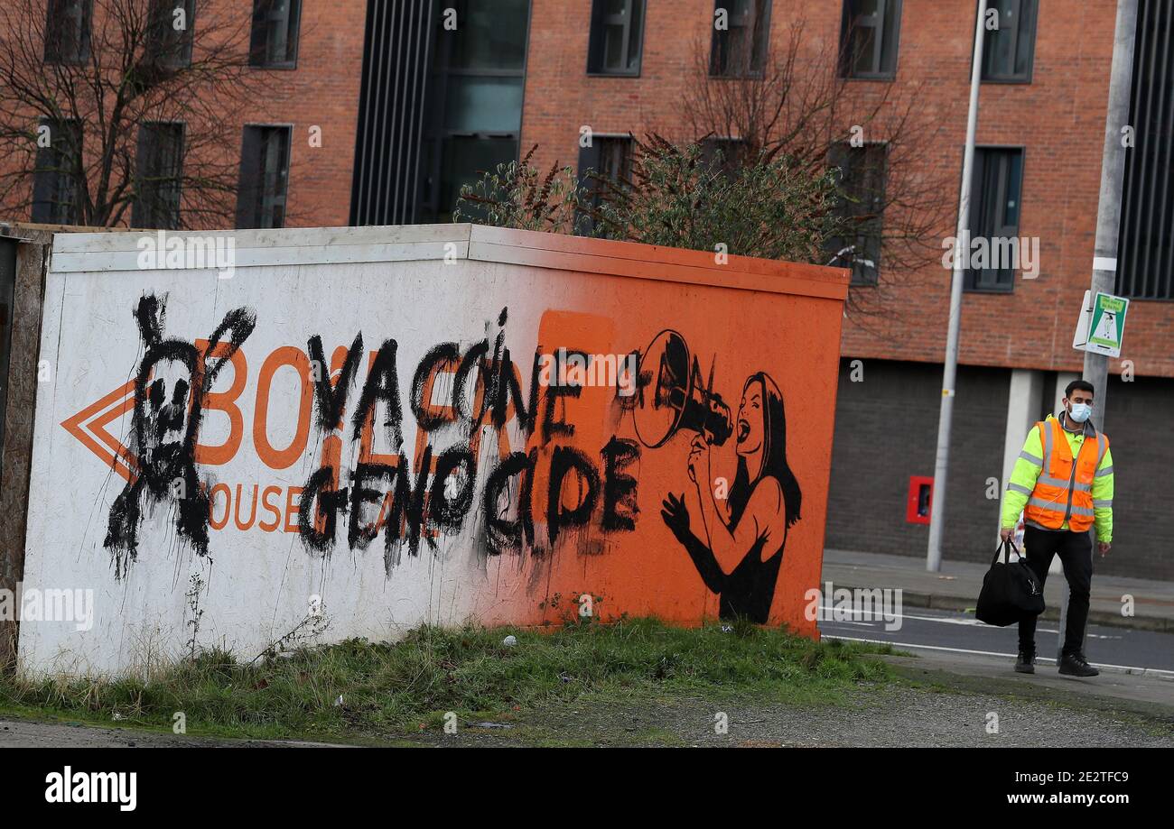 Anti-Impfung Graffiti auf einem Horten auf der Nordseite von Dublin. Irland will bis Ende März 700,000 Menschen impfen, bis Ende September bis zu vier Millionen. Stockfoto