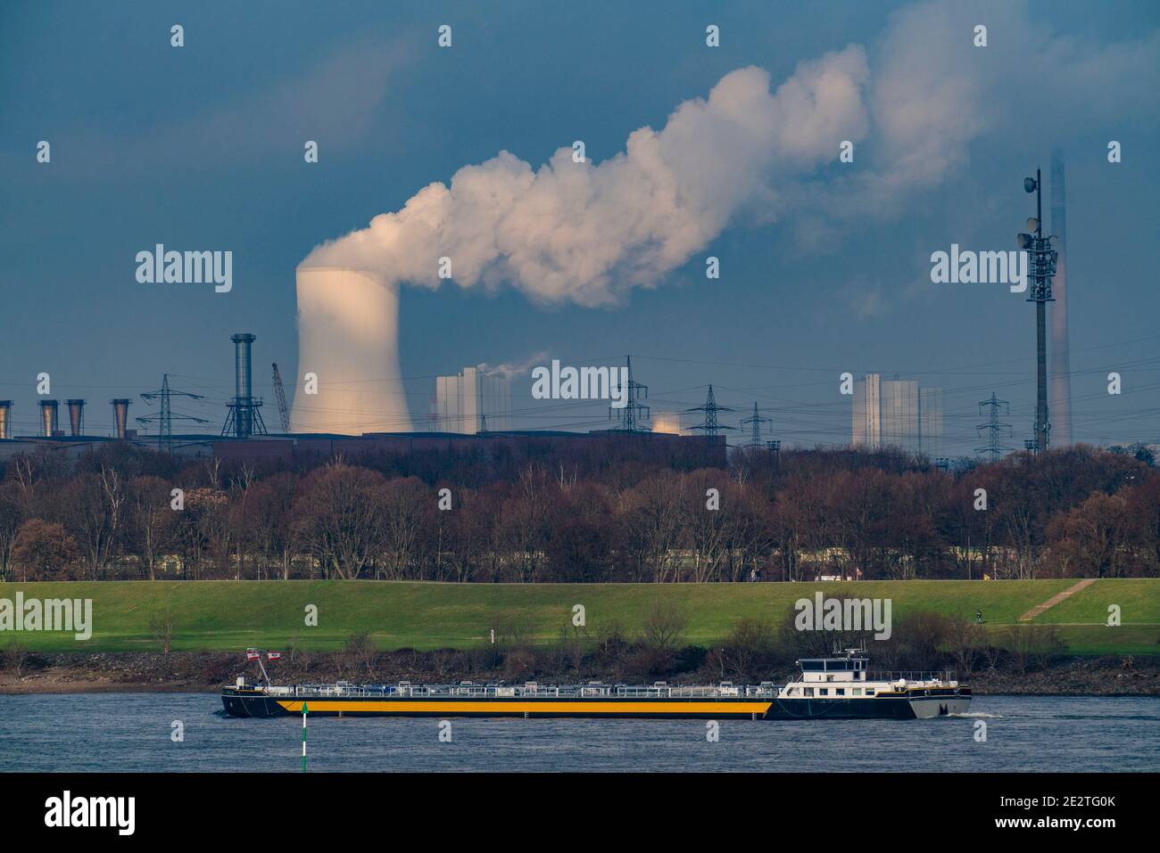 Der Rhein bei Duisburg, Kühlturm des Walsum-Kraftwerks, Stahlwerk thyssenkrupp Steel in Bruckhausen, Frachtschiff, Duisburg, NRW, Germa Stockfoto