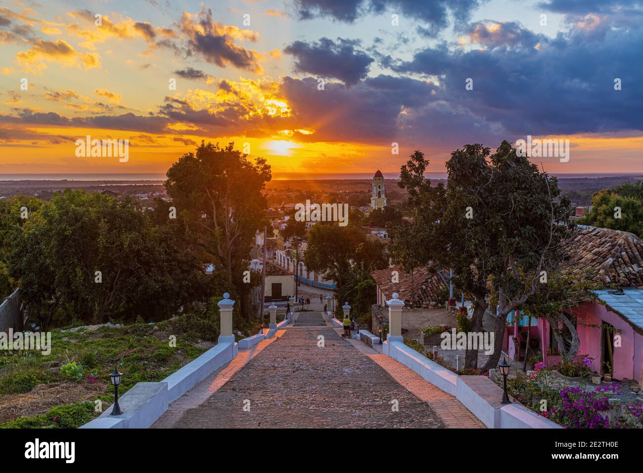 Sonnenuntergang hinter der Skyline von Trinidad, Kuba Stockfoto