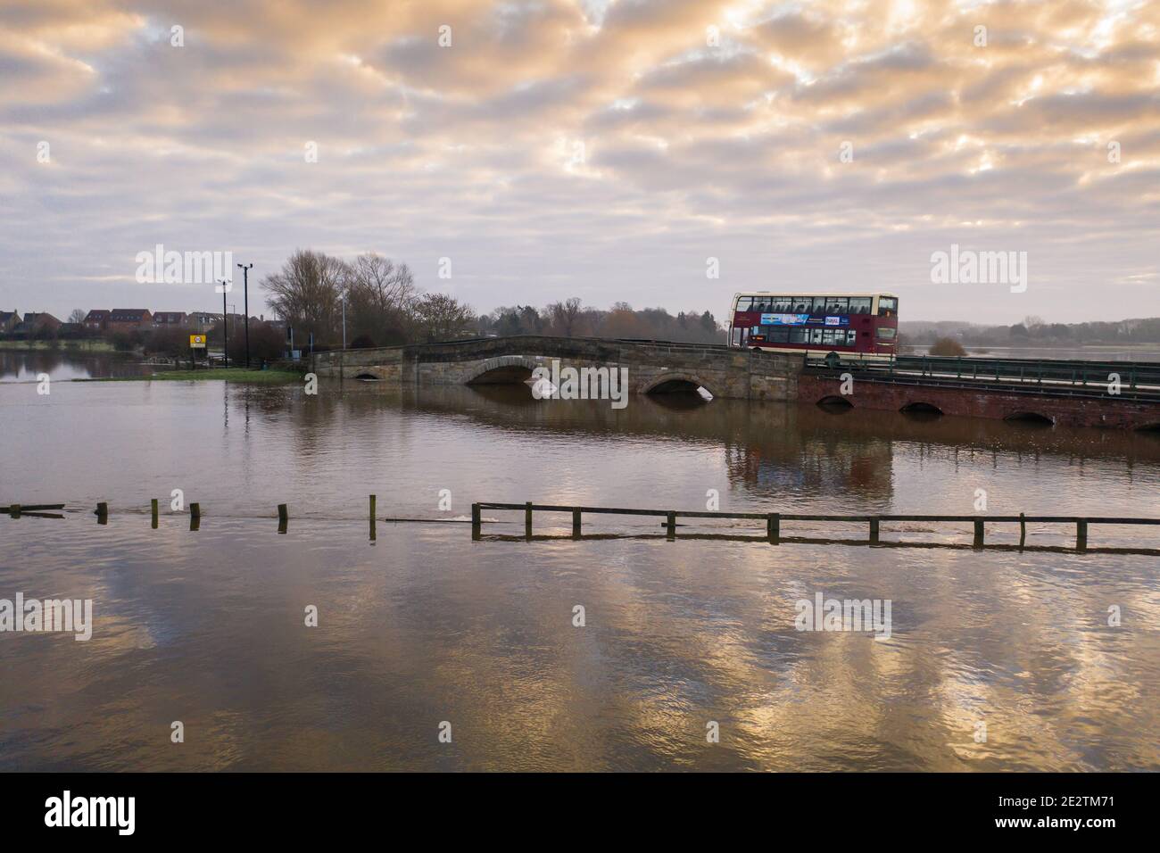 BUBWITH, YORKSHIRE, GROSSBRITANNIEN - 7. JANUAR 2021. Ein lokaler Bus auf der denkmalgeschützten Brücke über den Fluss Derwent bei Bubwith in Yorkshire und dem Vale of Yo Stockfoto
